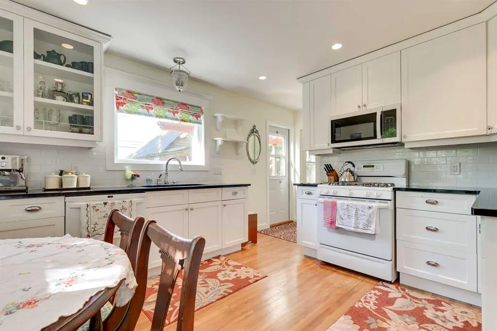 61 Elma Street W