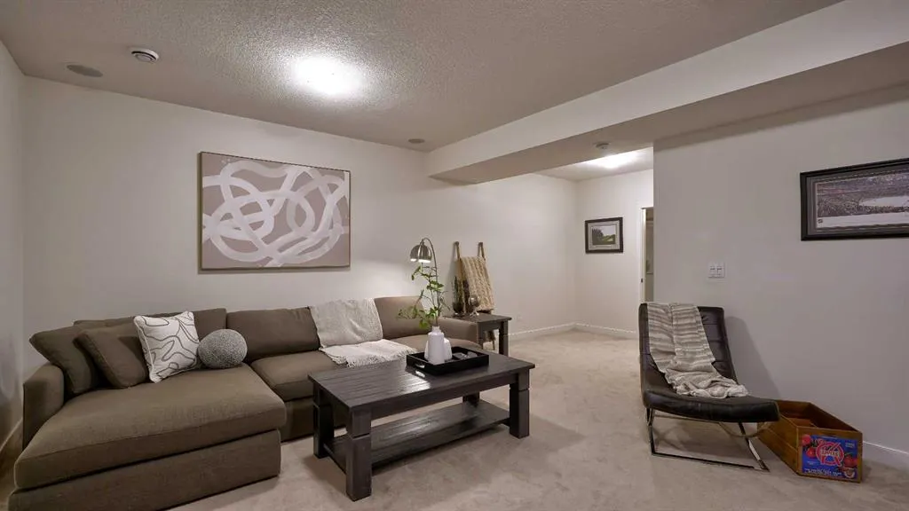 48 West Coach Court SW