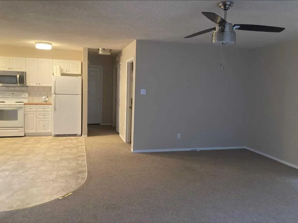 16 Rossland Bay SE