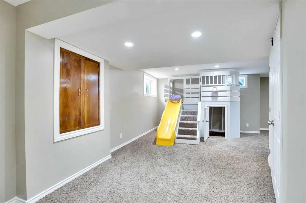 174 Windstone Avenue SW