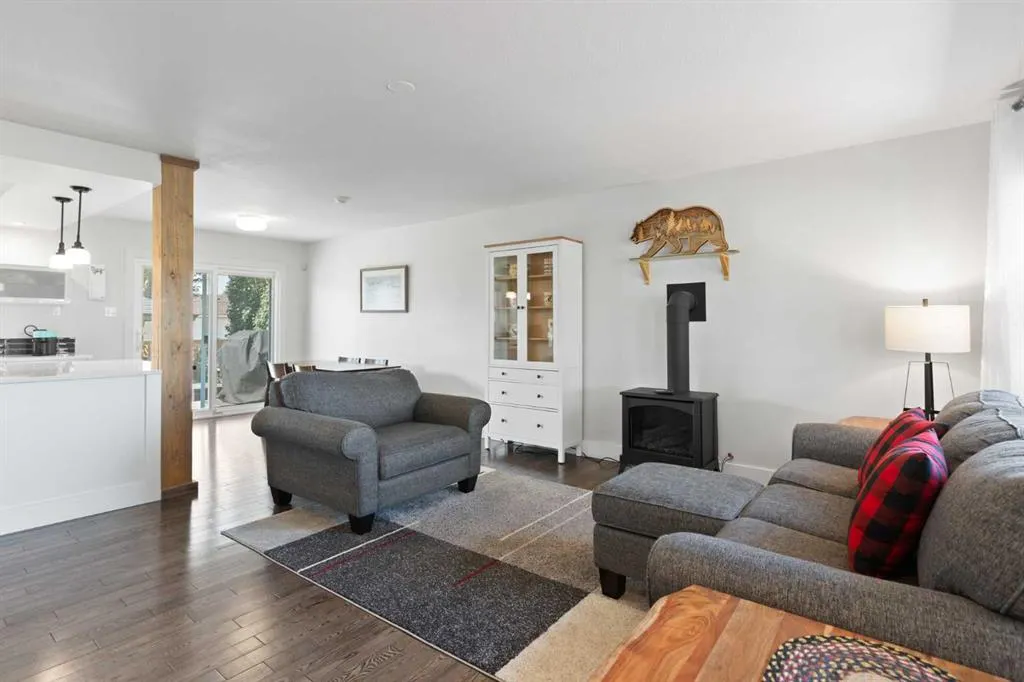 81 3 Street SE