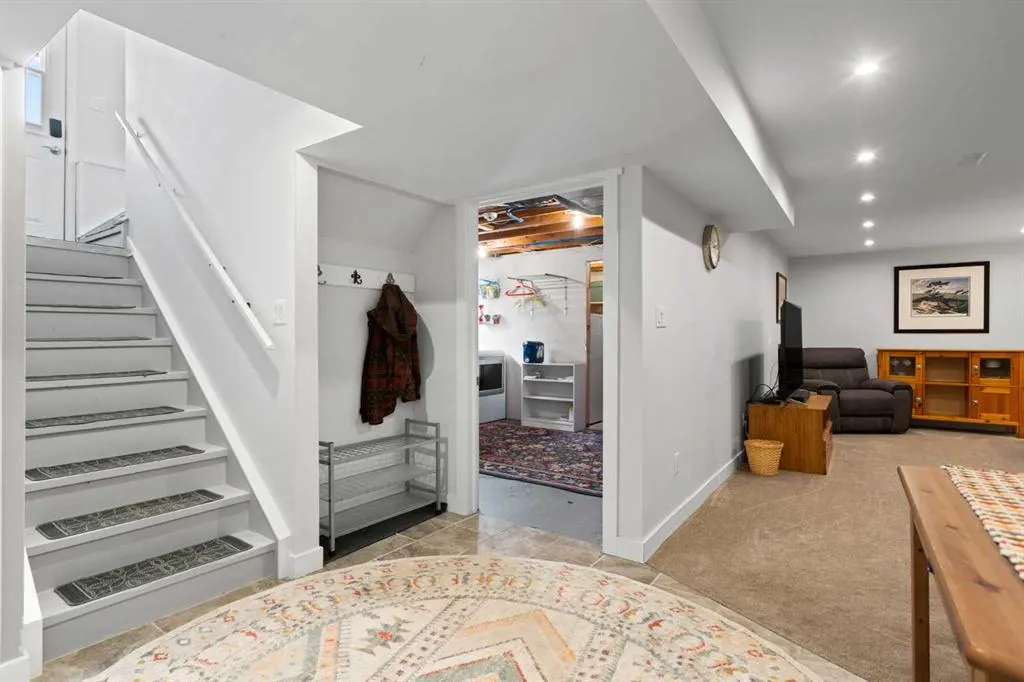 81 3 Street SE