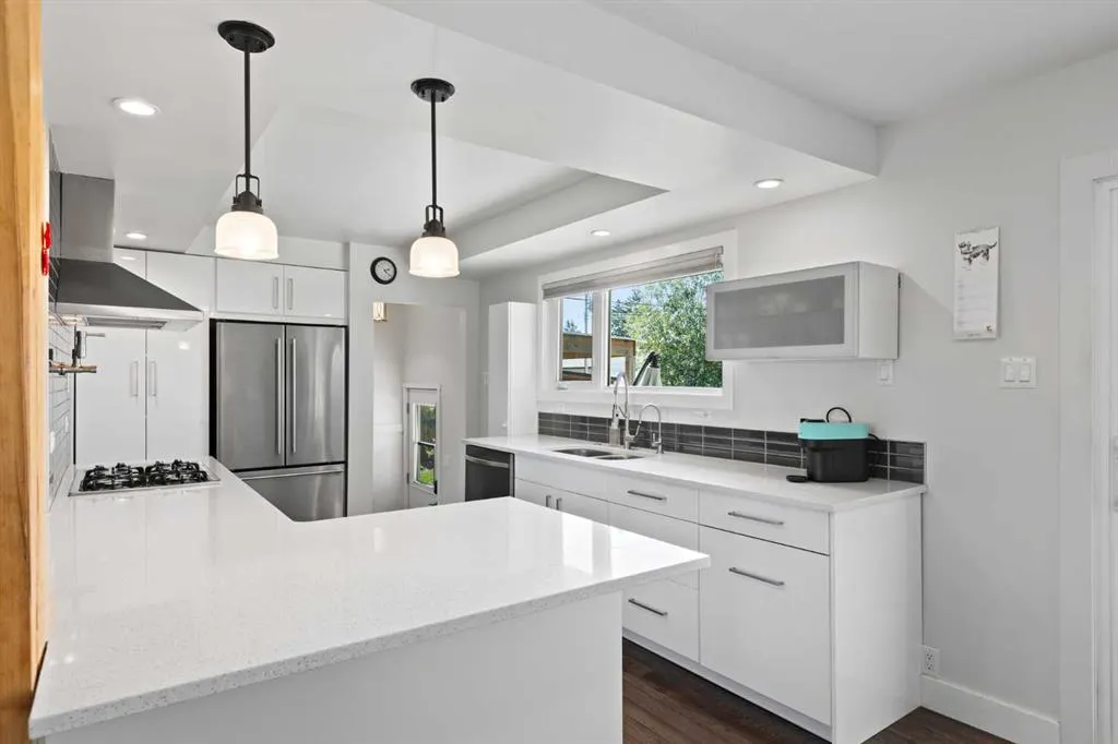 81 3 Street SE