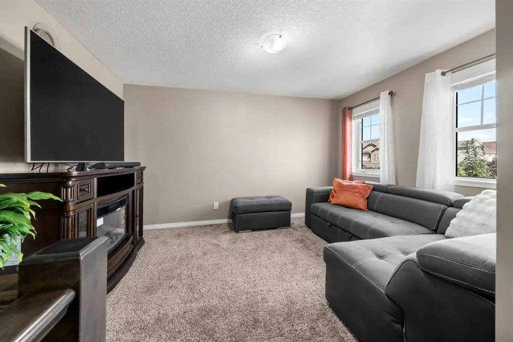 353 Windrow Crescent SW