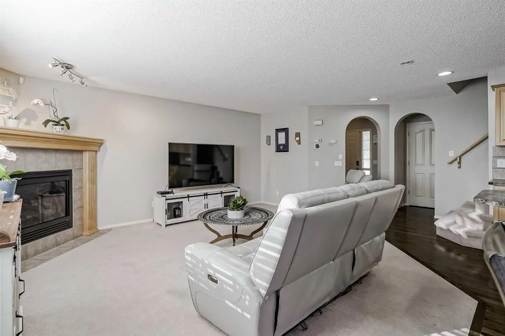 186 Everstone Drive SW
