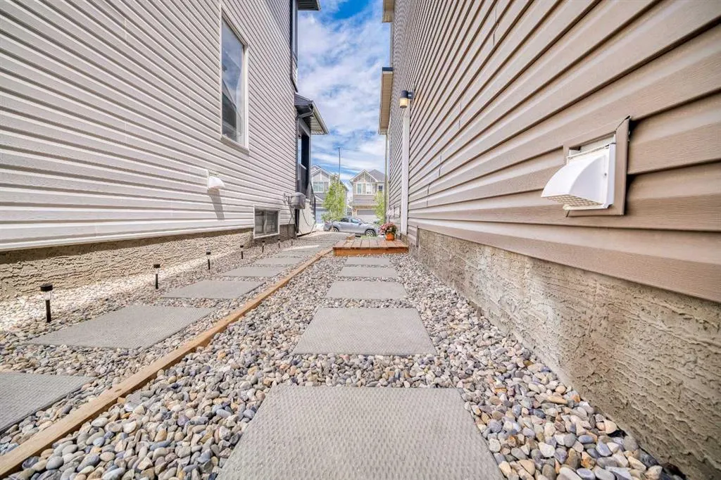 156 Ambleside Crescent NW