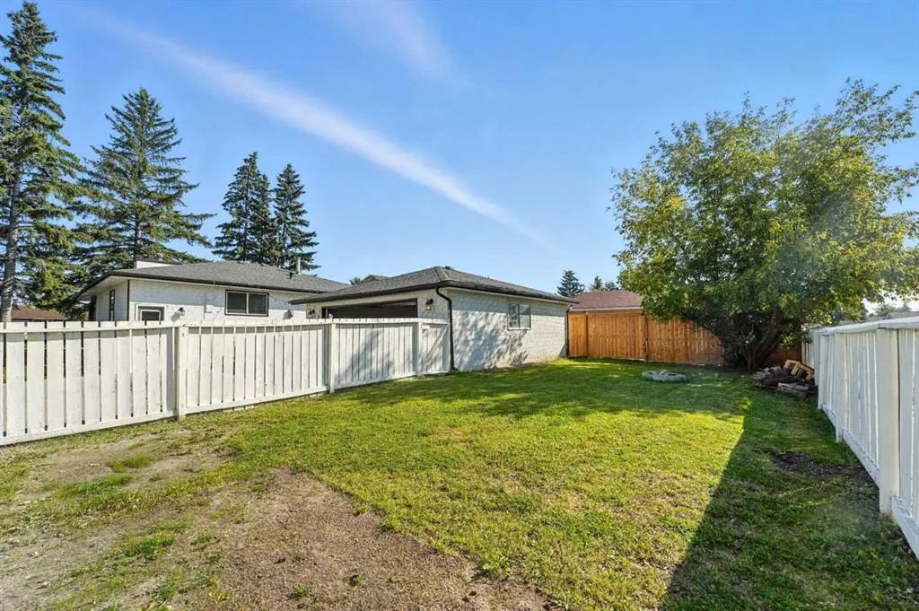 207 Pinecrest Crescent NE