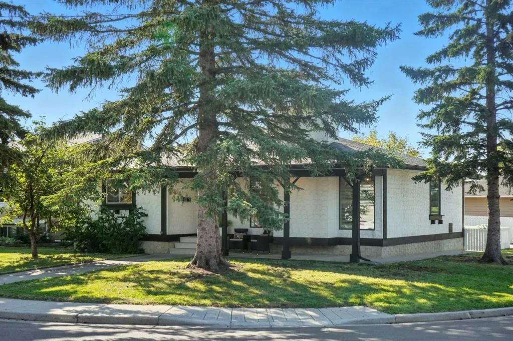 207 Pinecrest Crescent NE