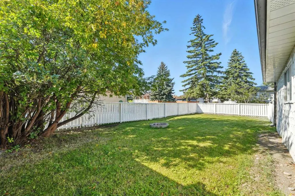 207 Pinecrest Crescent NE