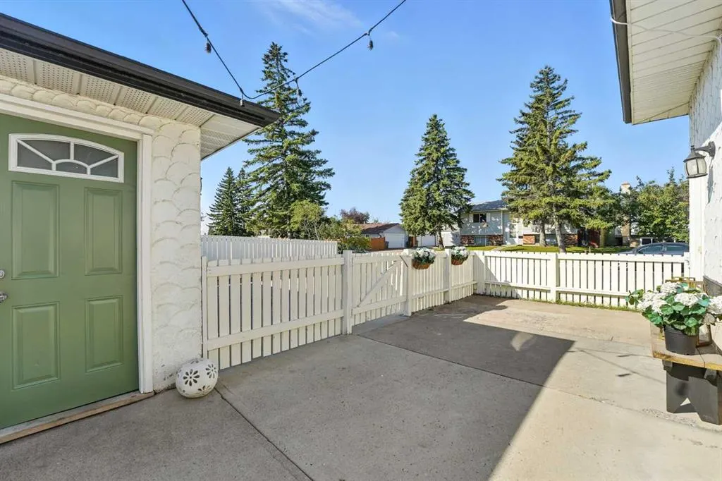 207 Pinecrest Crescent NE
