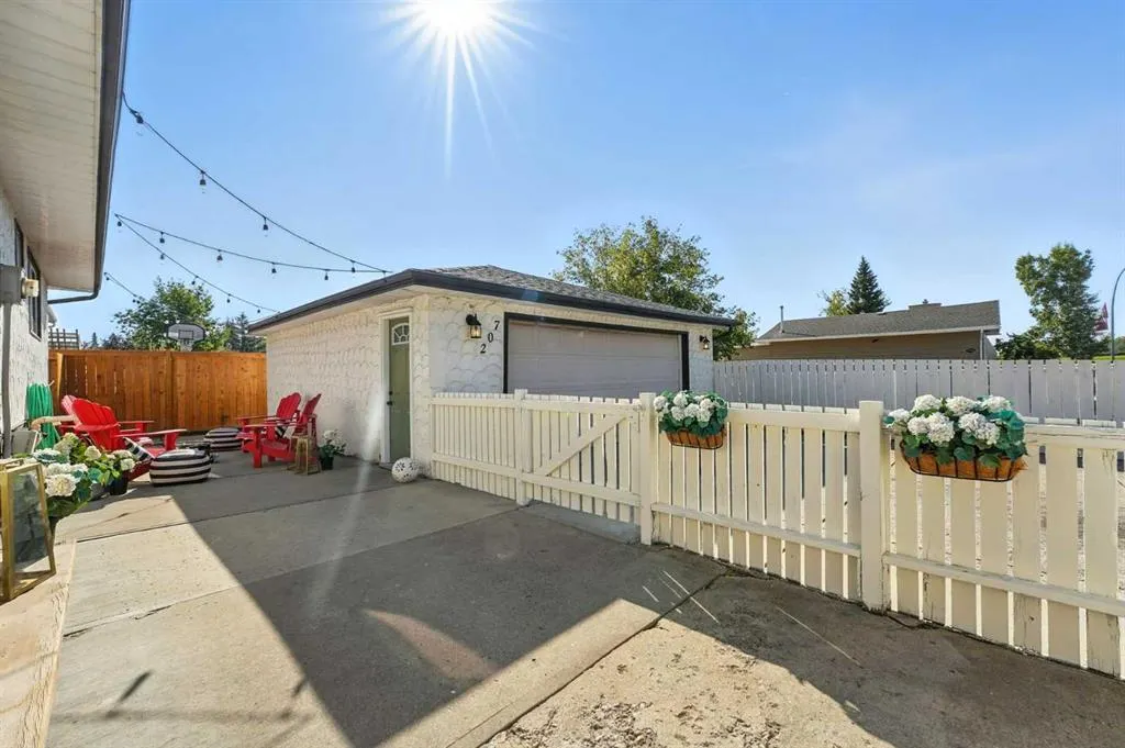 207 Pinecrest Crescent NE