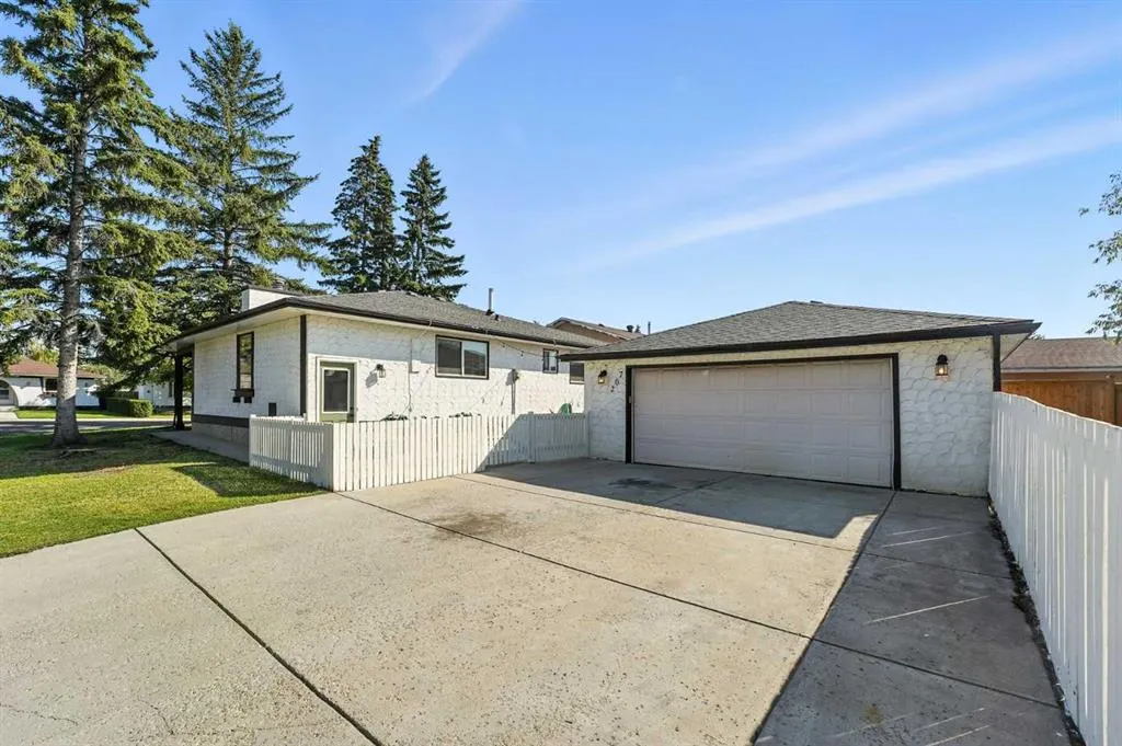 207 Pinecrest Crescent NE