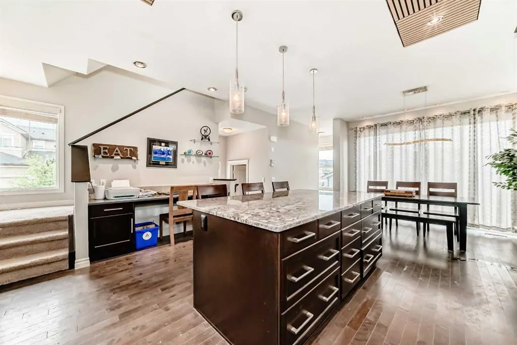 102 Evanspark Road NW