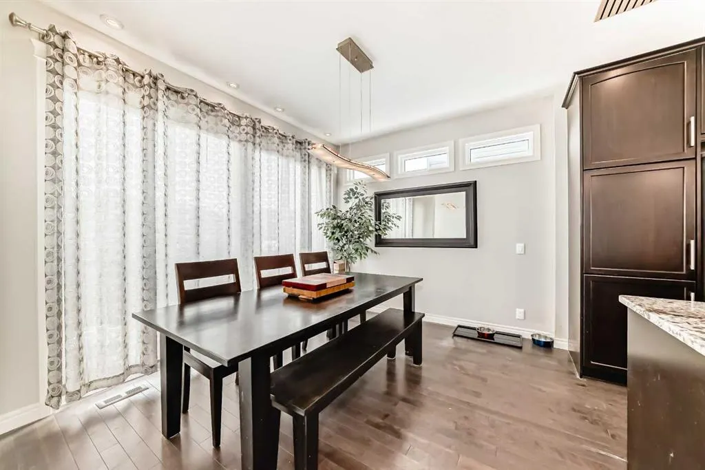102 Evanspark Road NW