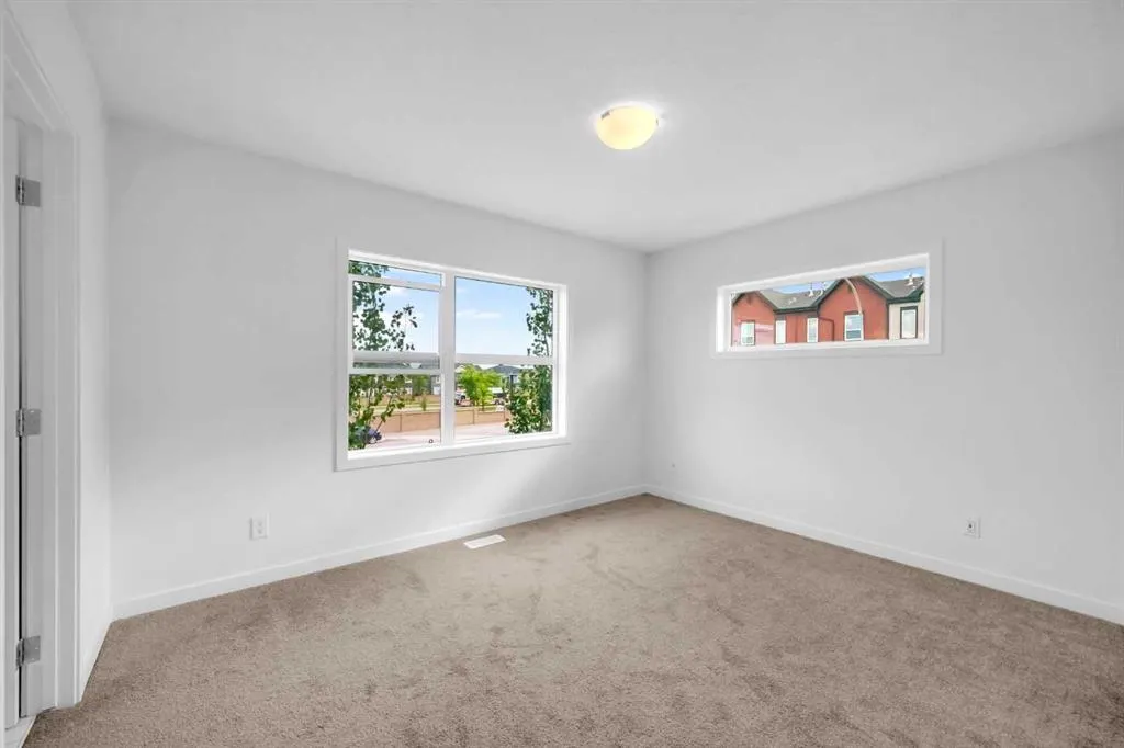 25 Evanscrest Mews NW, #101