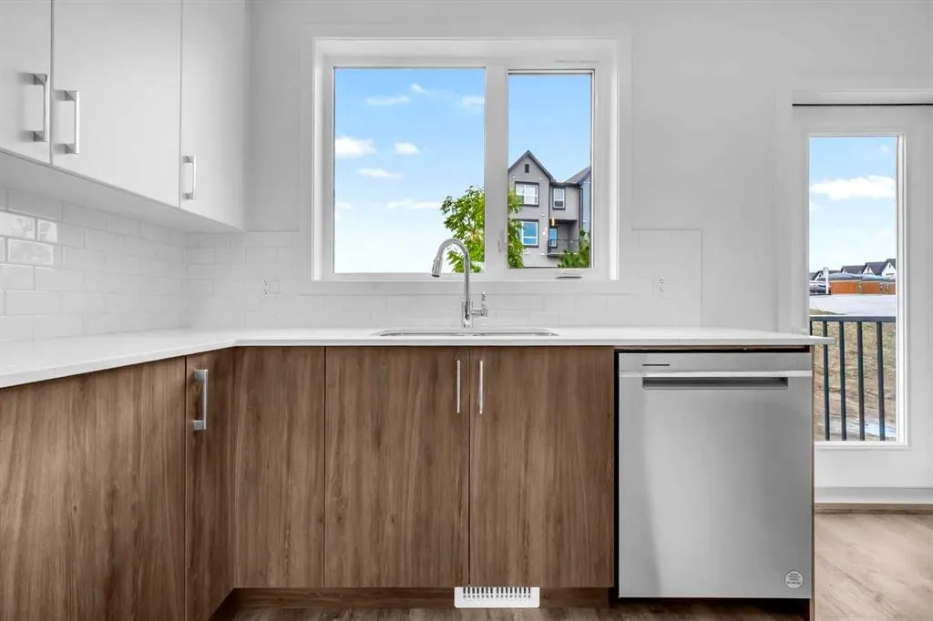 25 Evanscrest Mews NW, #101