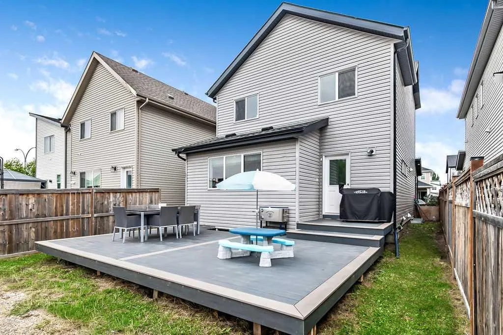 241 Copperpond Parade SE