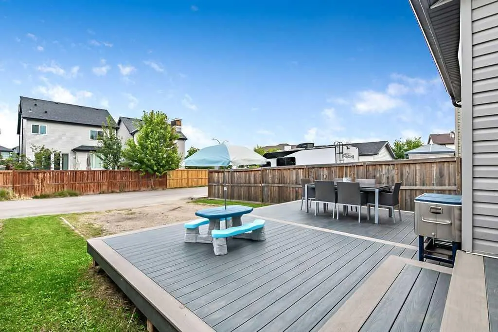 241 Copperpond Parade SE
