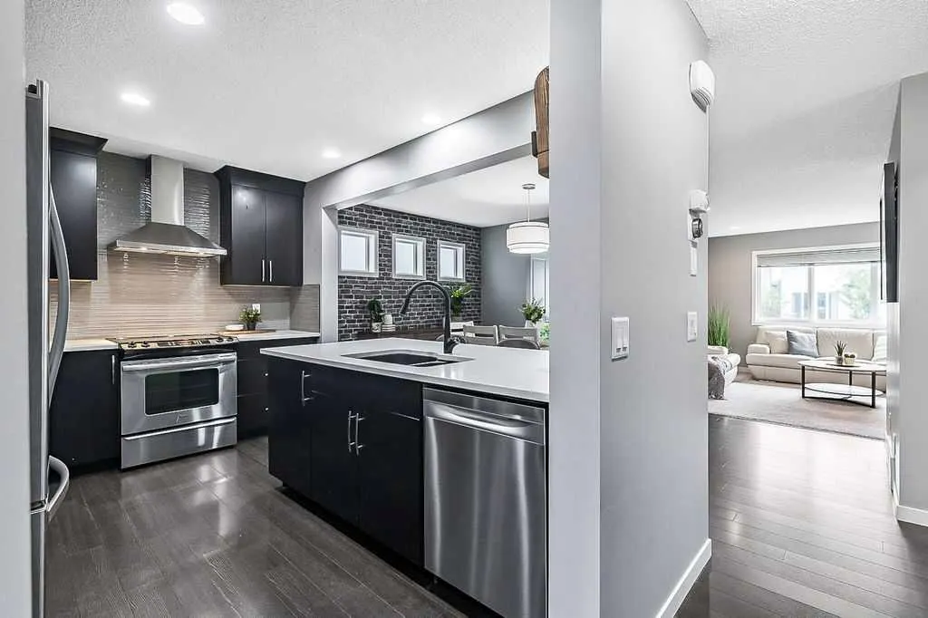 241 Copperpond Parade SE