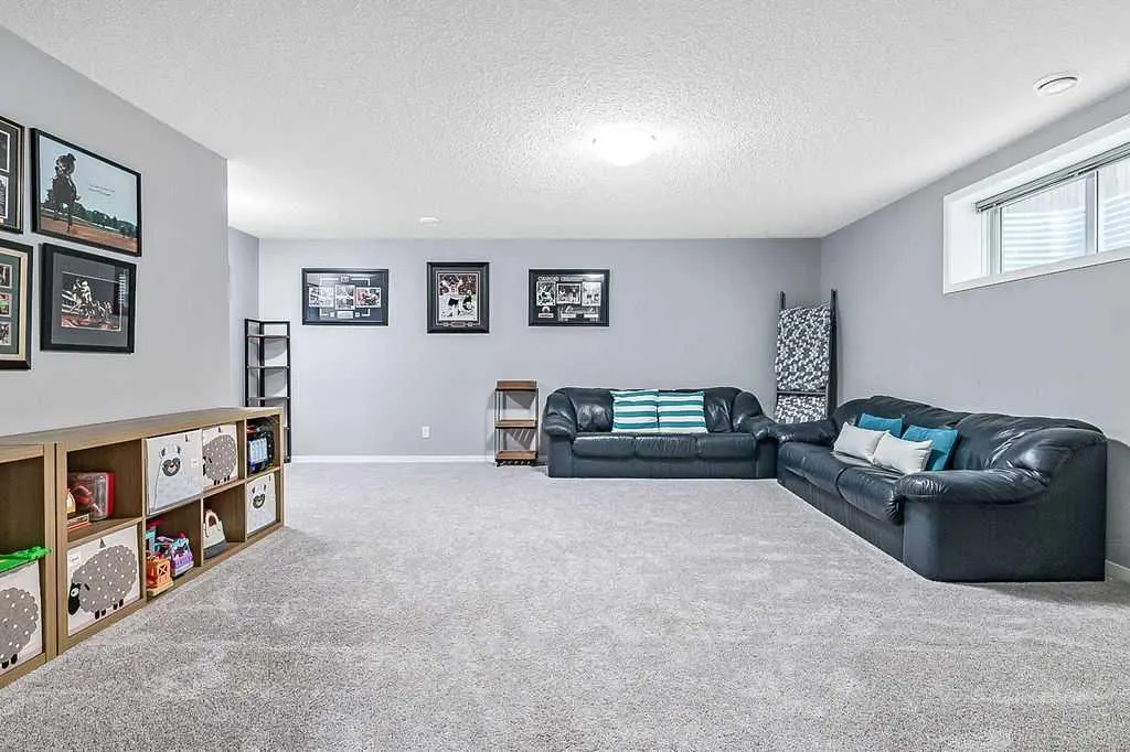 241 Copperpond Parade SE