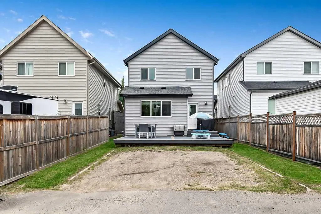 241 Copperpond Parade SE