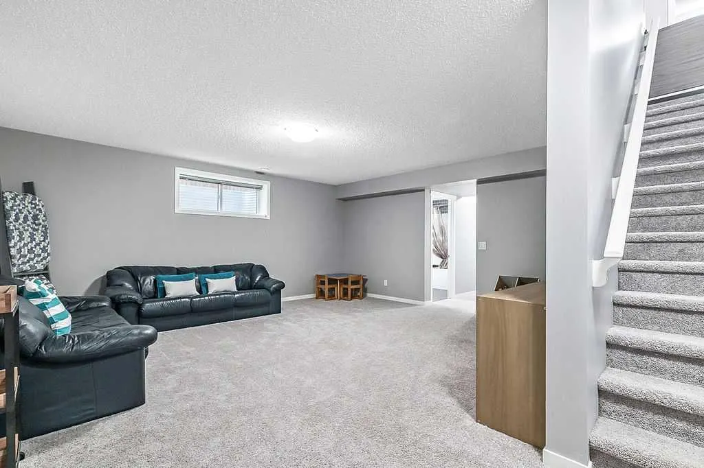 241 Copperpond Parade SE