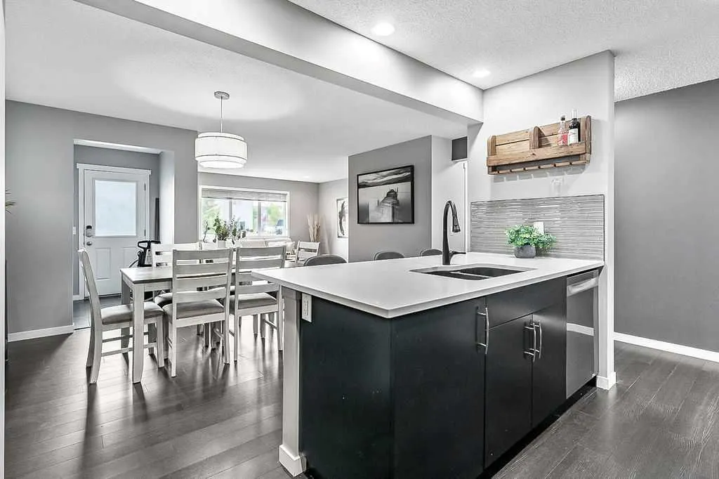 241 Copperpond Parade SE