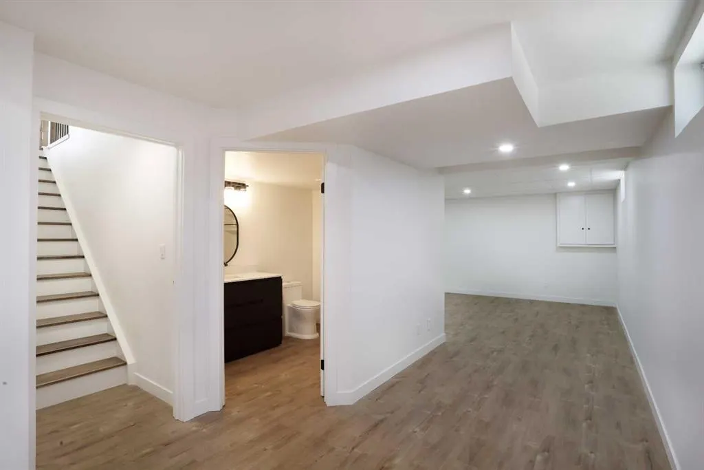 32 Fairview Close W