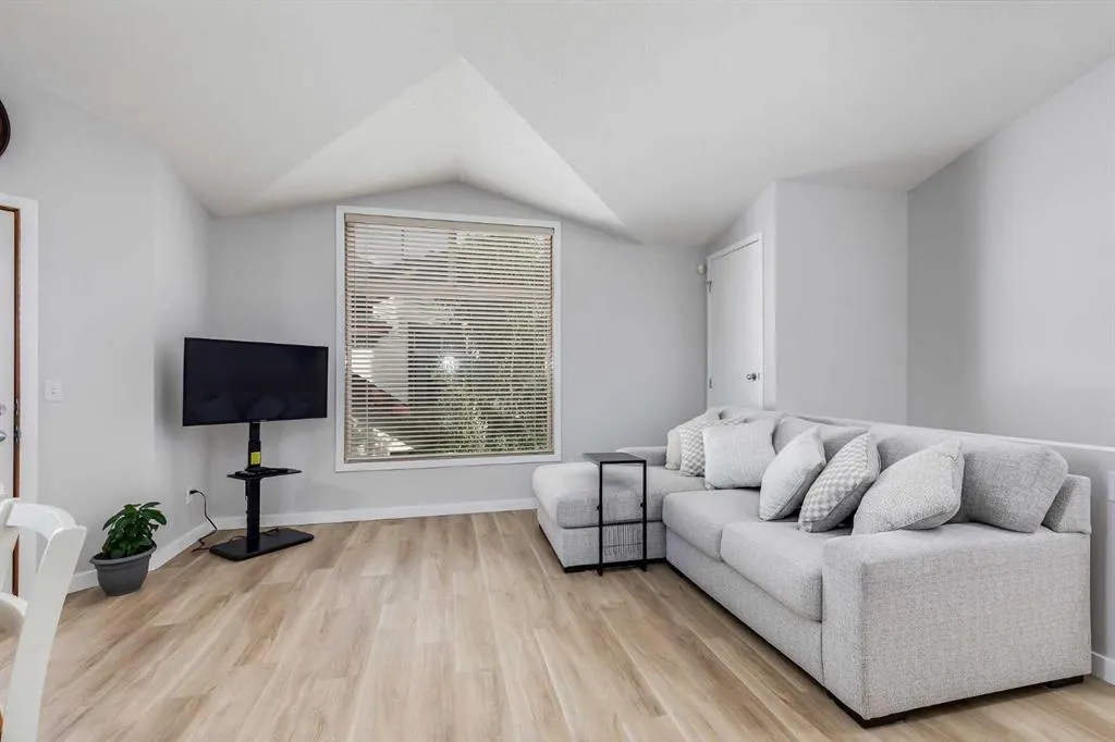 11 Everridge Square SW, #201