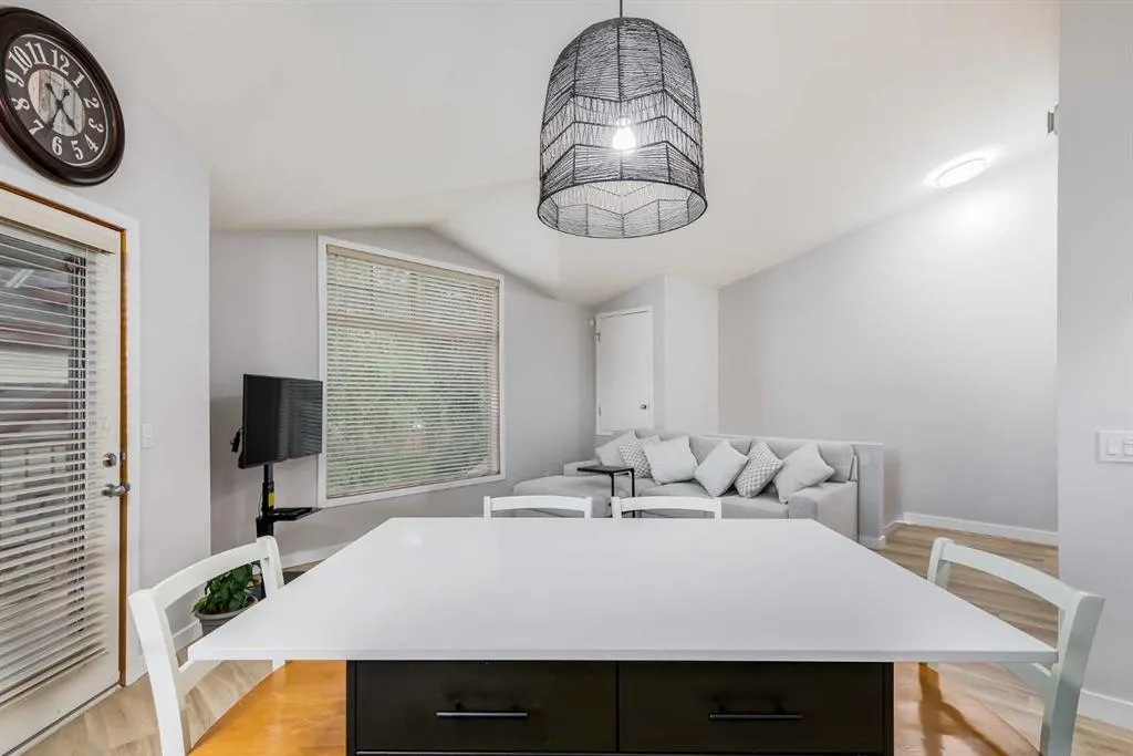 11 Everridge Square SW, #201