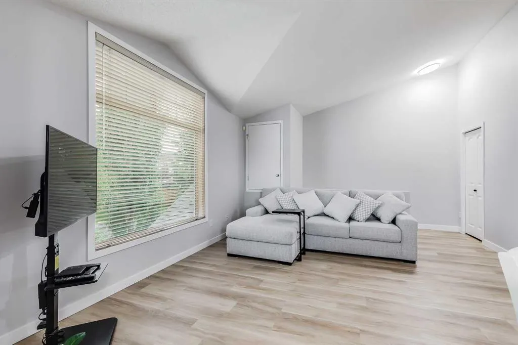 11 Everridge Square SW, #201