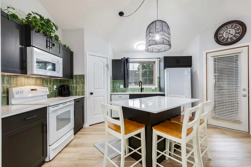 11 Everridge Square SW, #201