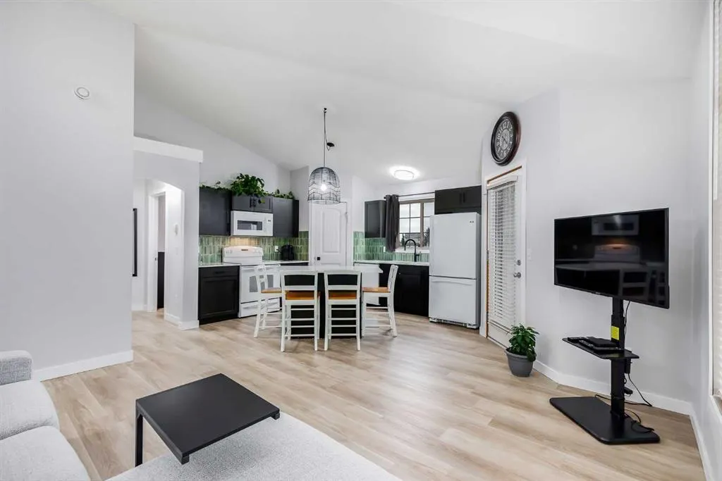 11 Everridge Square SW, #201