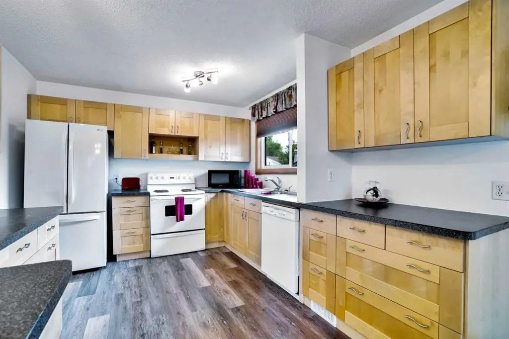 16 Rundleson Way NE