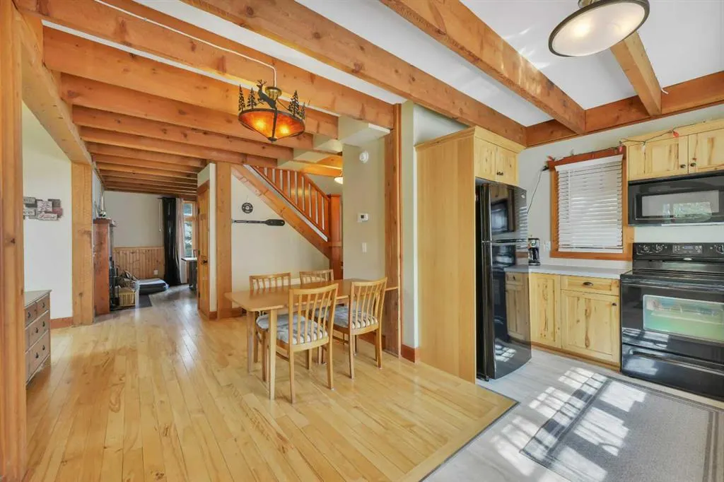 460 Summer Crescent