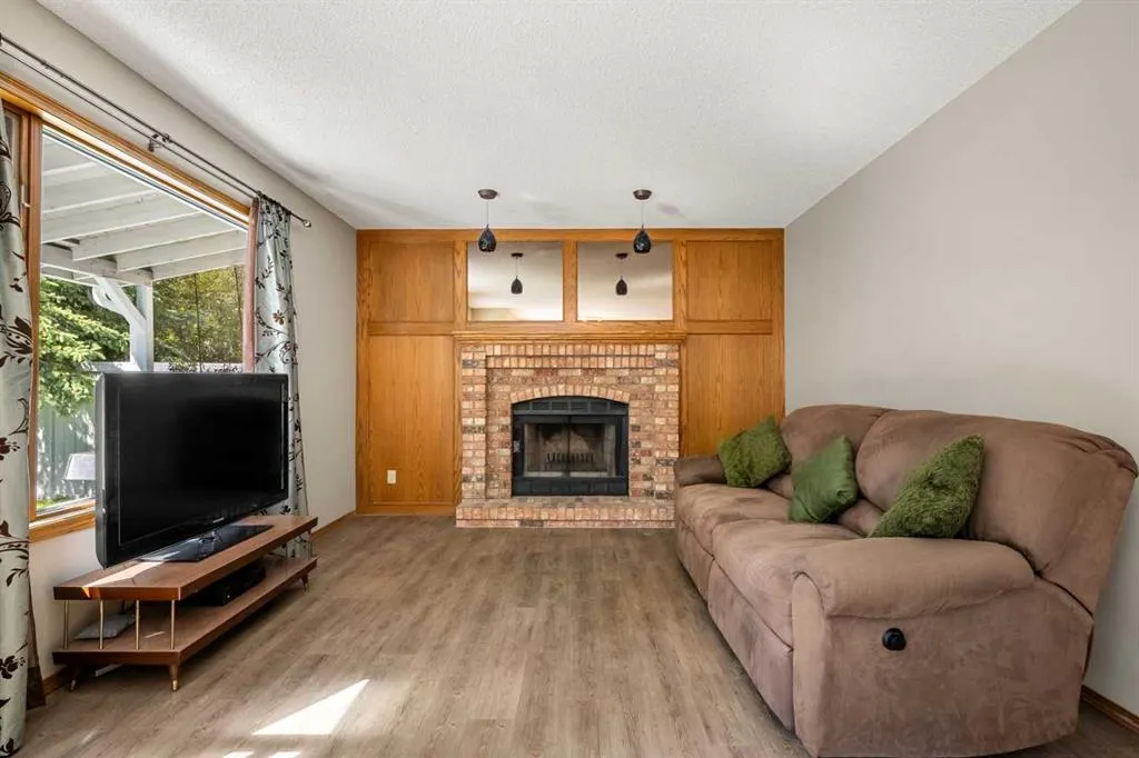 74 Sandringham Way NW