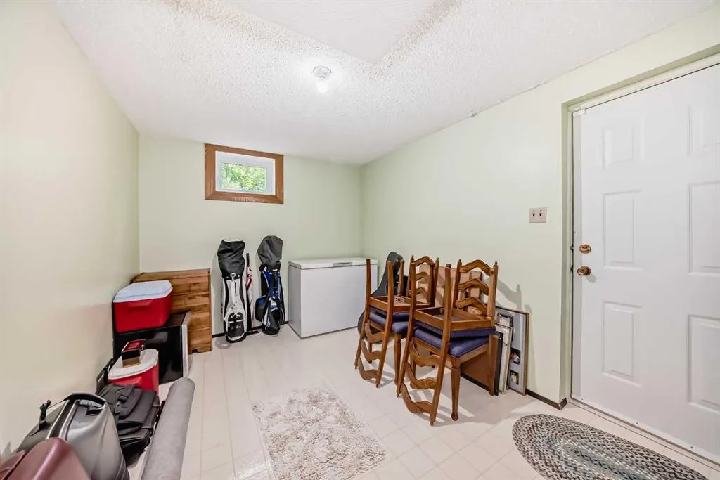 3919 39 Street Close