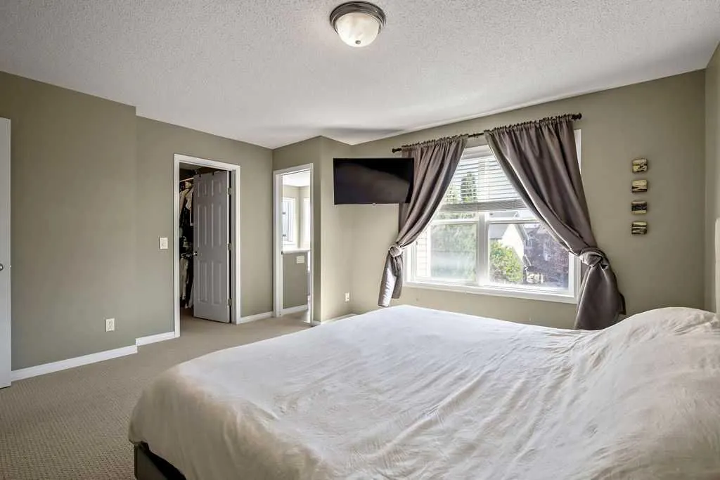 275 Cougar Plateau Way SW