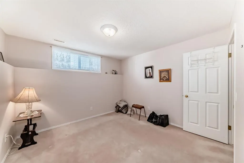 21 Strathmore Lakes Way
