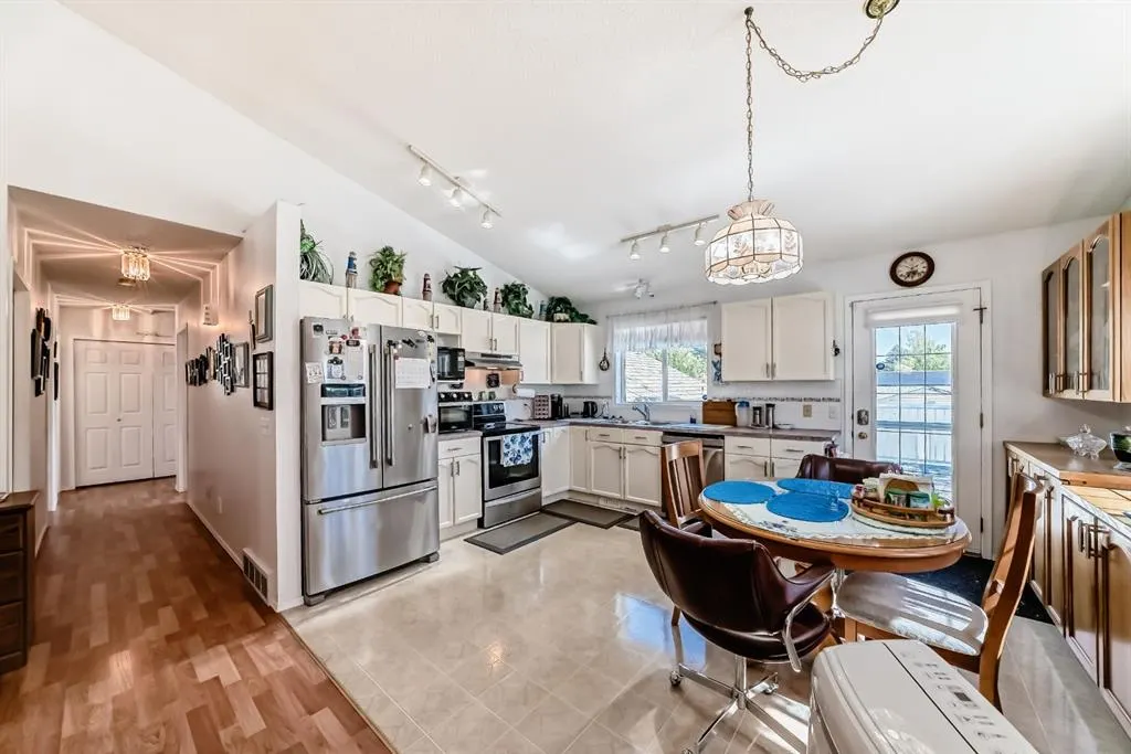21 Strathmore Lakes Way