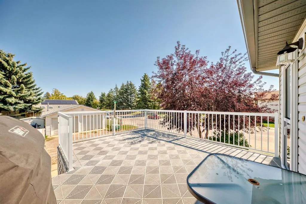 21 Strathmore Lakes Way
