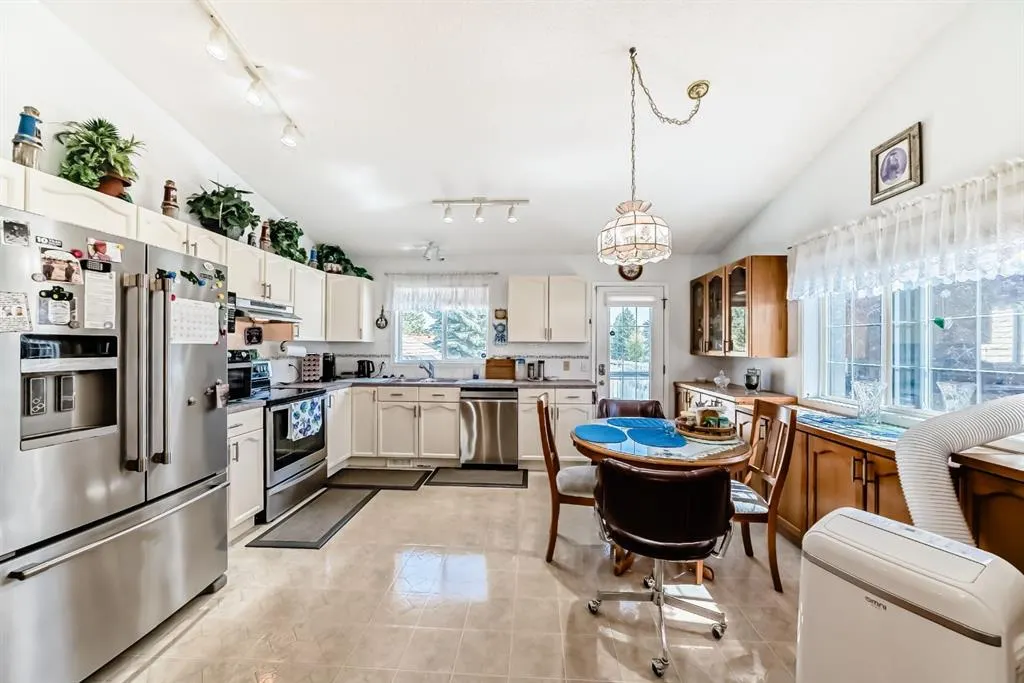 21 Strathmore Lakes Way