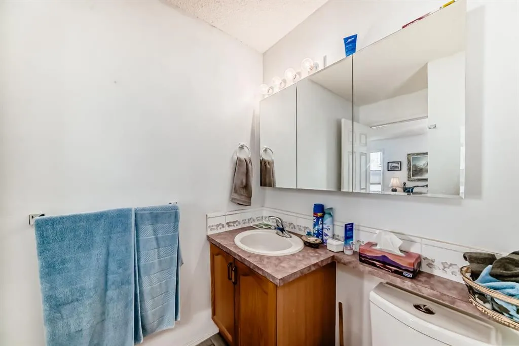 21 Strathmore Lakes Way
