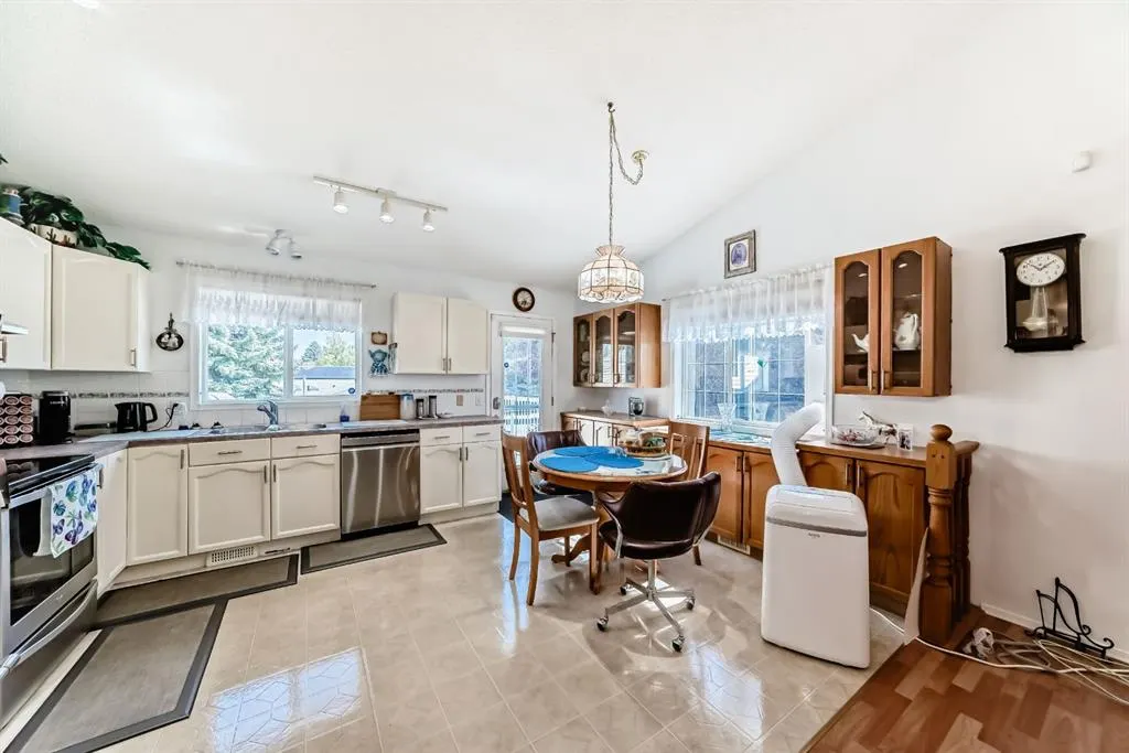 21 Strathmore Lakes Way