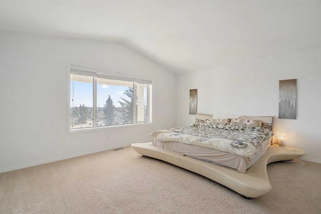 5503 Strathcona Hill SW