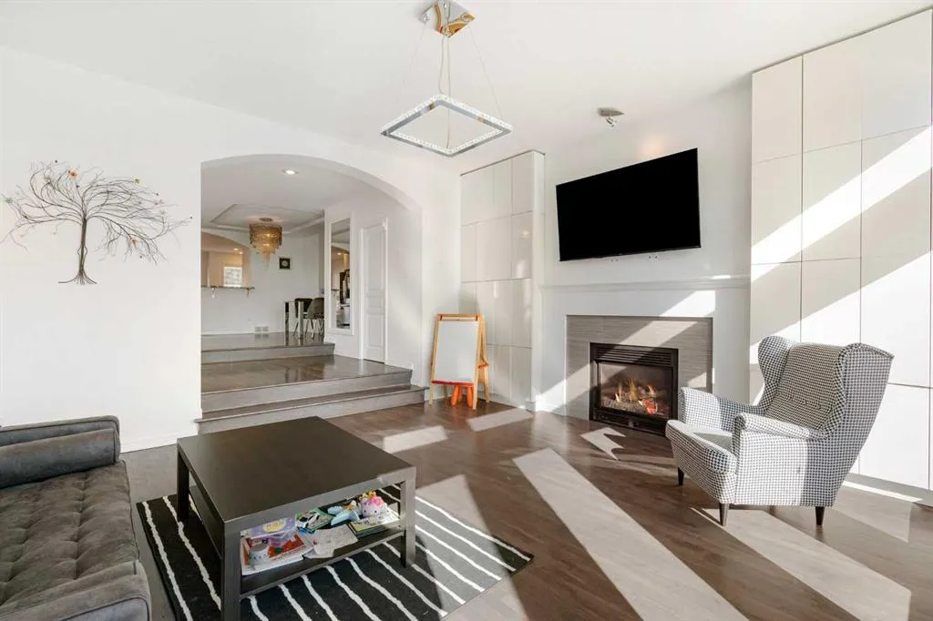 5503 Strathcona Hill SW