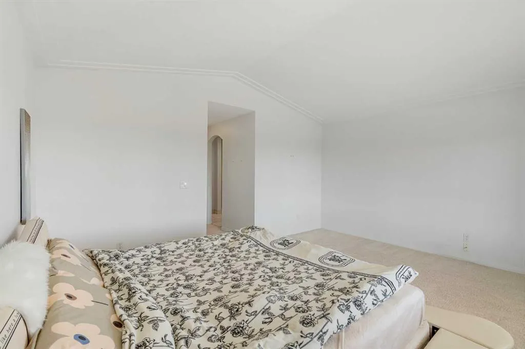 5503 Strathcona Hill SW