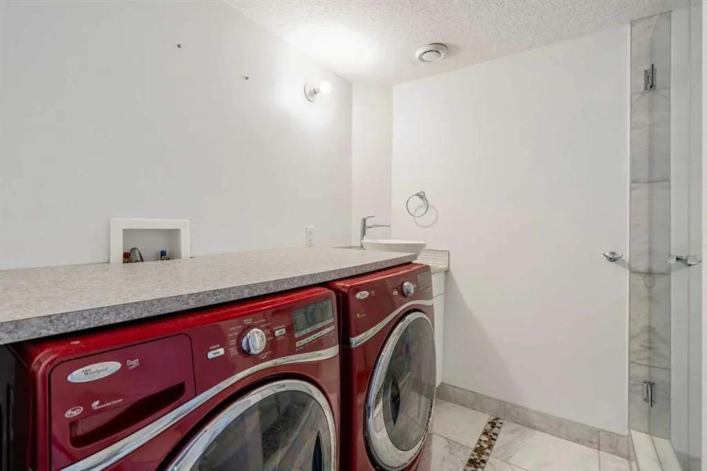 5503 Strathcona Hill SW