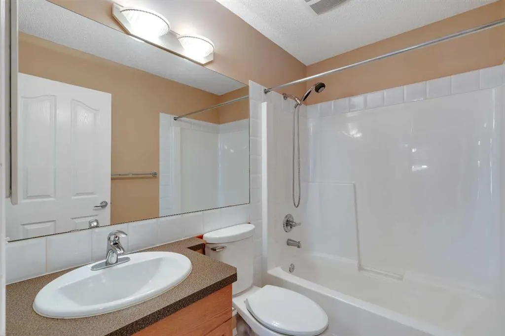 150 Harvest Oak View NE