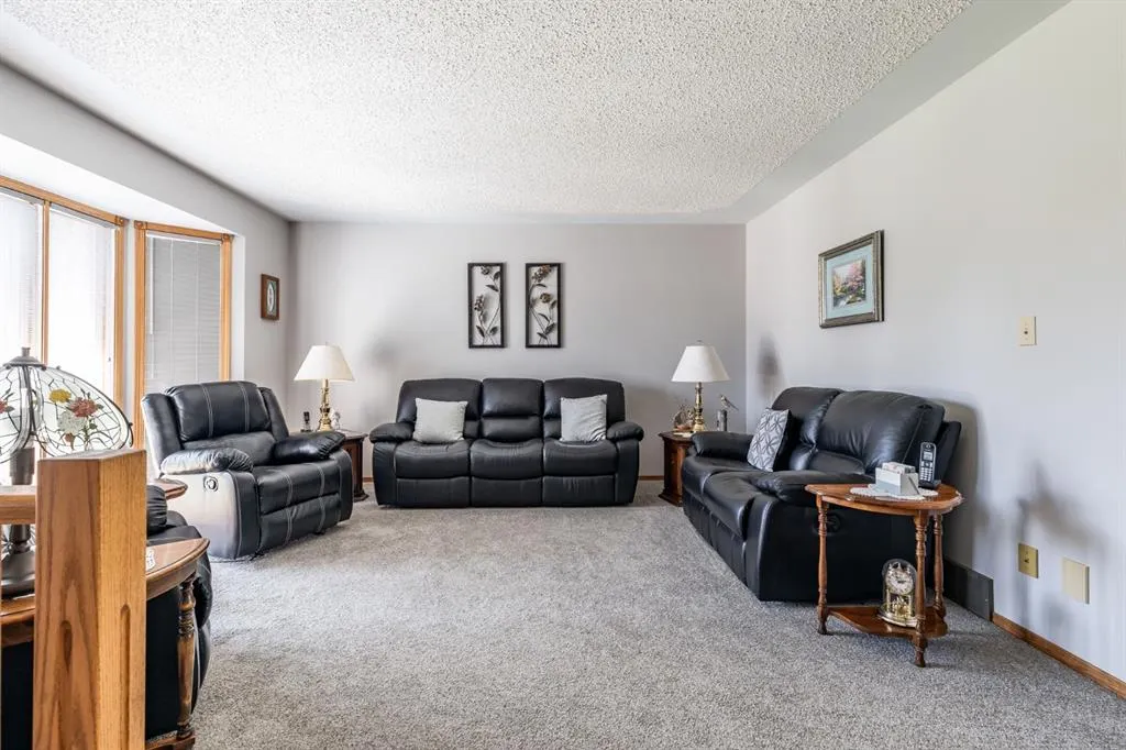 26 Shaw Crescent SE